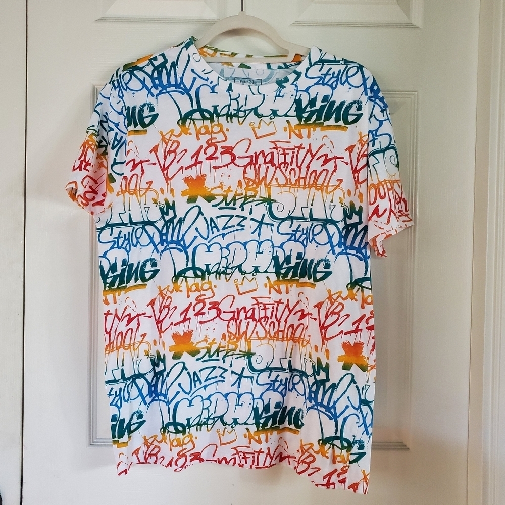Rue 21 Multicolor Graffiti Pullover Short Sleeves Crew Neck T-shirt Size Medium